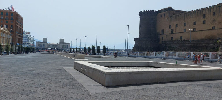 Piazza Municipio dal centro cittadino, Napoli, 2023. Photo Carlo De Cristofaro