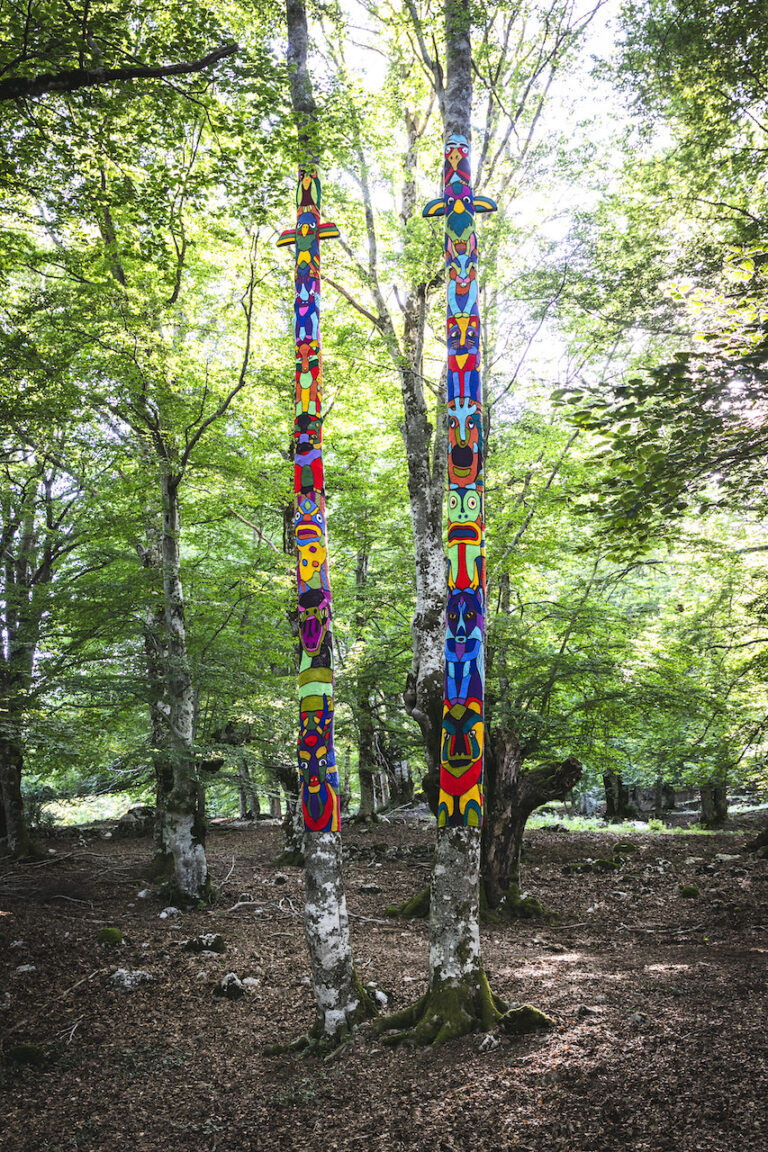 Accademia di Aracne, Totemi, ARTEPARCO, Parco Nazionale dell'Abruzzo 2023, Accademia di Aracne. Photo Luca Parisse