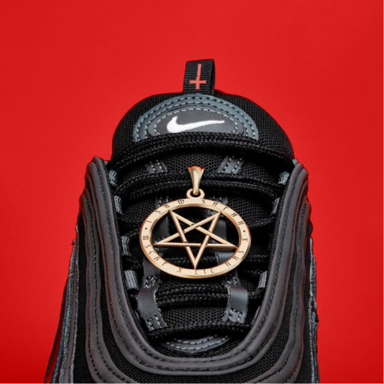 Il ciondolo in bronzo per le Satan Shoes. Courtesy MSCHF