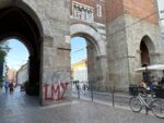 La Porta Ticinese antica di Milano Milano: Galleria ripulita dai graffiti in 24 ore, Basilica di San Lorenzo imbrattata da mesi