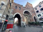 La antica Porta Ticinese, graffiti dappertutto