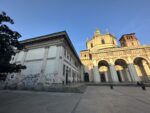 La facciata di San Lorenzo a Milano, graffiti anche qui