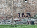 Scarabocchi sulle antiche mura di San Lorenzo a Milano