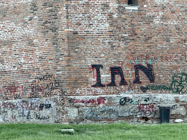 Scarabocchi sulle antiche mura di San Lorenzo a Milano
