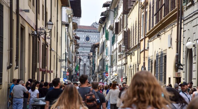 Turisti a Firenze. Photo Taylor Smith via Unsplash