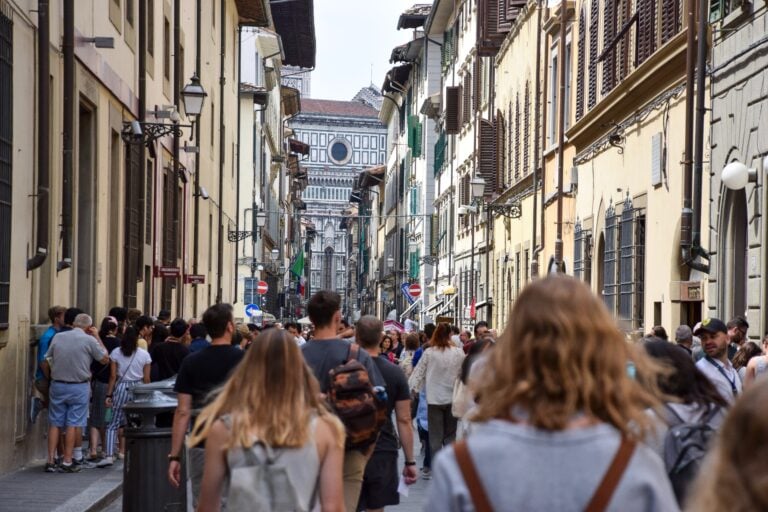 Oltre l’overtourism e l’omologazione. È possibile un turismo sostenibile e autentico?