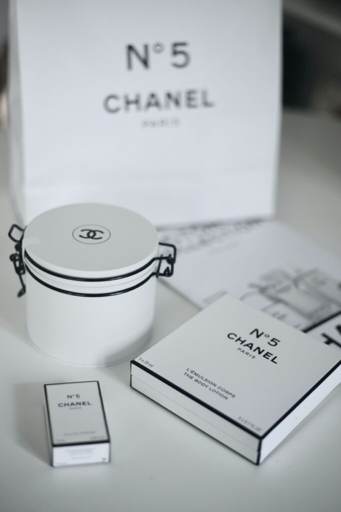 jackie hu nM9i2Gge6JM unsplash La storia del profumo Chanel N°5 e perché fu così rivoluzionario