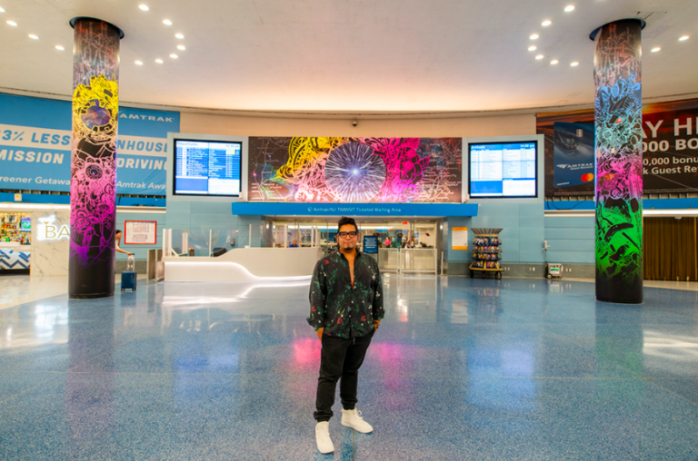 David Rios Ferreira con la sua opera Nuove opere d’arte pubblica nei sotterranei della Penn Station di New York