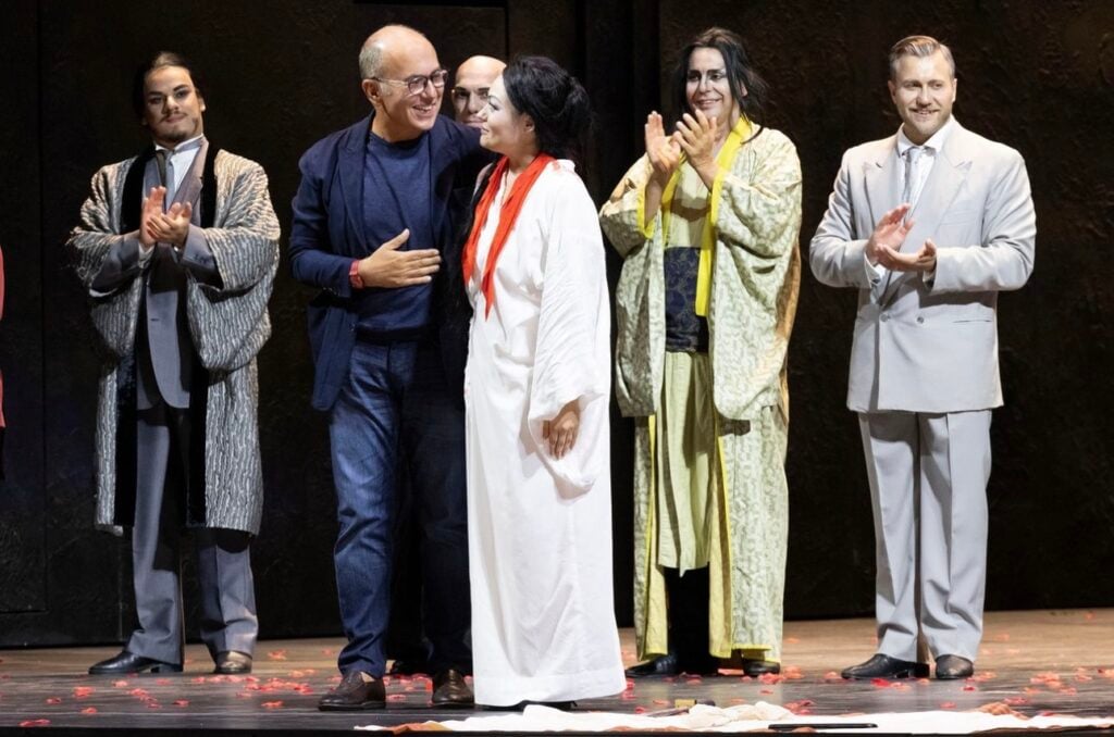 Ferzan Özpetek con il tenore Ailton Pérez mentre ringraziano il pubblico della prima di “Madame Butterfly”. Photo Luciano Romano