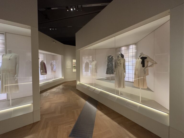 Gabrielle Chanel. Fashion Manifesto, installation view at V&A Museum, Londra, 2023. Photo Mario Bucolo