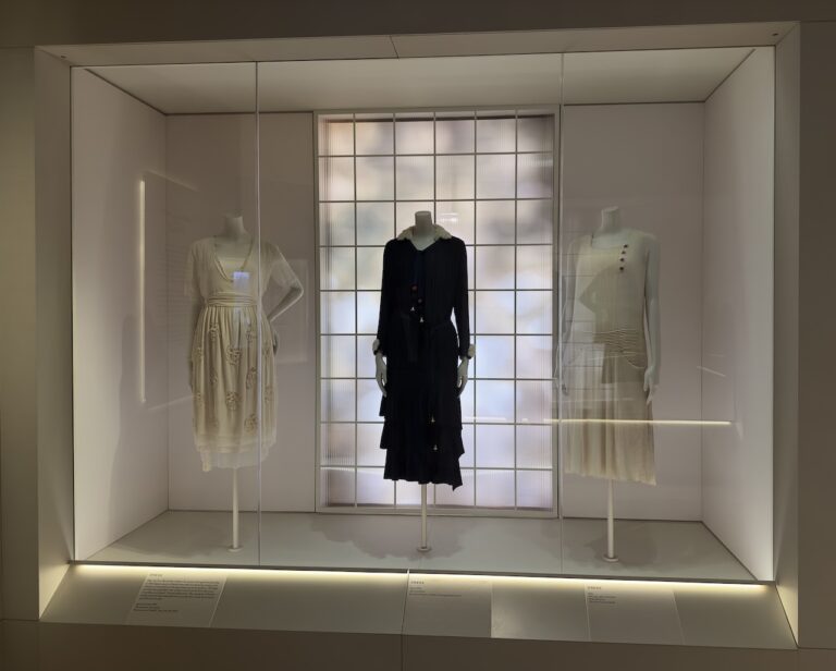 Gabrielle Chanel. Fashion Manifesto, installation view at V&A Museum, Londra, 2023. Photo Mario Bucolo