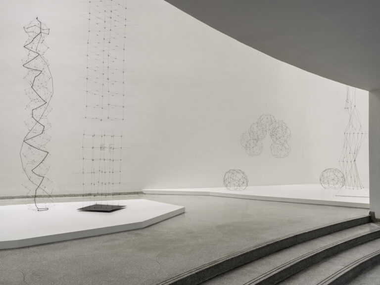 Gego, Measuring Infinity, installation view at Solomon R. Guggenheim Foundation, New York, 2023. Photo David Heald © Solomon R. Guggenheim Foundation, New York