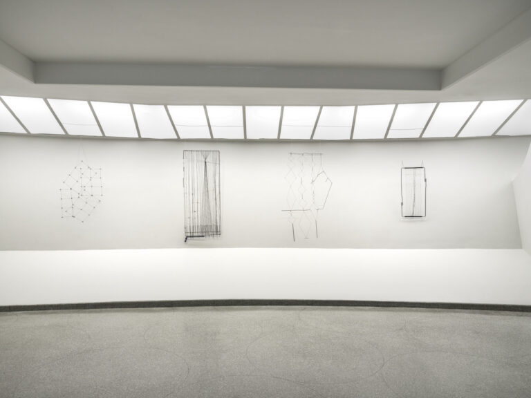 Gego, Measuring Infinity, installation view at Solomon R. Guggenheim Foundation, New York, 2023. Photo David Heald © Solomon R. Guggenheim Foundation, New York