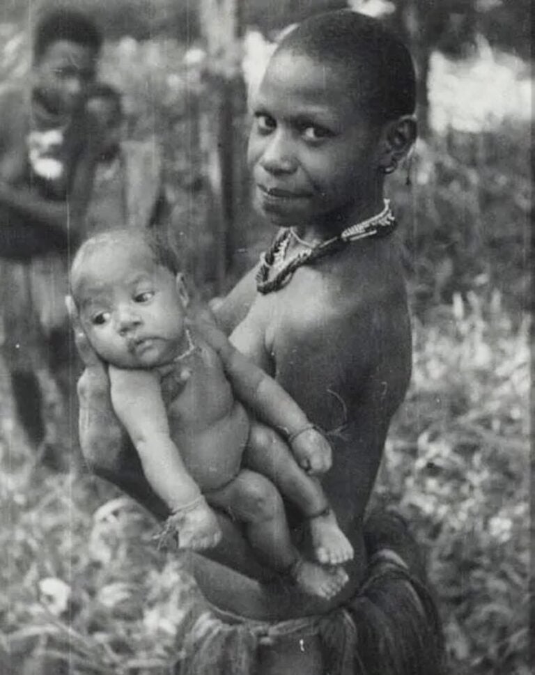 Gregory Bateson, Donna iatmul con un bambino in braccio, Nuova Guinea, c. 1938