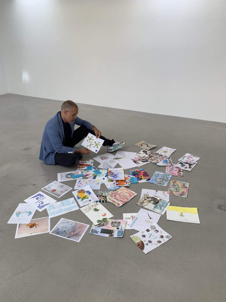 Kamel Mennour in galleria, durante un progetto espositivo in collaborazione con le scuole, “Drawing after this”, 2020. Photo: Archives Mennour. Courtesy: Mennour, Parigi