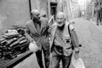 Marcello Mariani e Gianni Berengo Gardin allesterno dello Studio Mariani in Via Sassa a LAquila. 2010 © Archivio Marcello Mariani Riparte con Panorama la stagione del contemporaneo. Una grande mostra diffusa all’Aquila