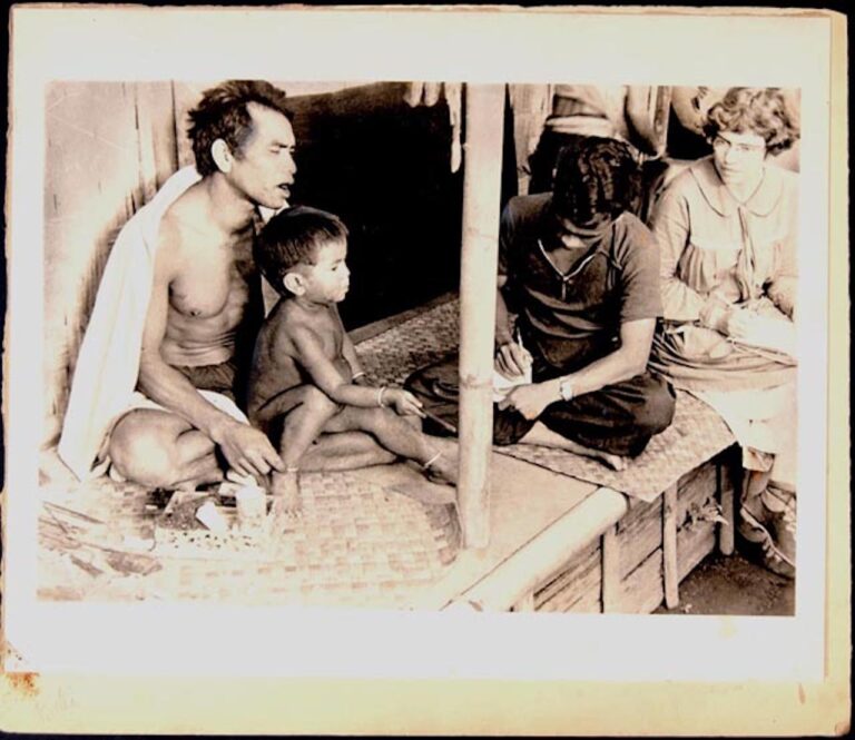 Margaret Mead e Made_ Kale_r intervistano Nang Karma a Bali. Fotografia di Gregory Bateson, ca. 1937