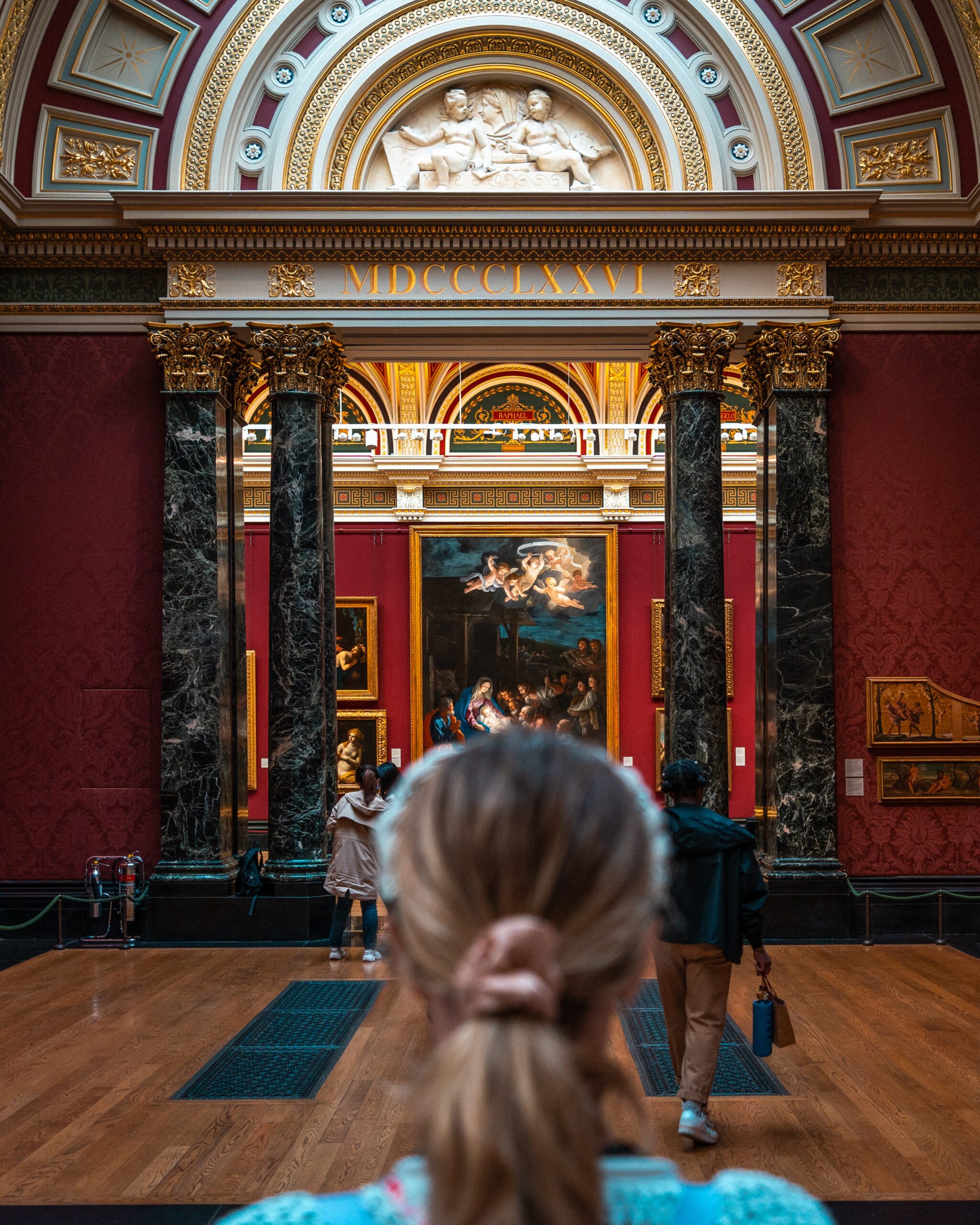 Sala espositiva, National Gallery, Londra. Photo Andrea De Santis via Unsplash