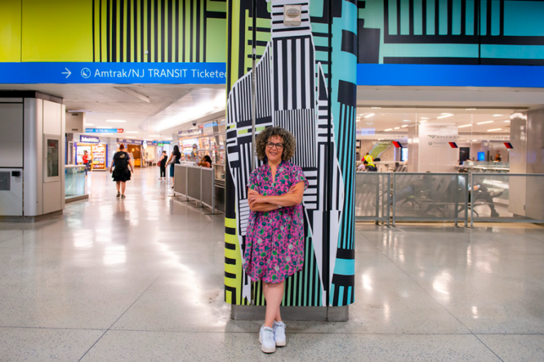 Shoshanna Weinberger con la sua opera Nuove opere d’arte pubblica nei sotterranei della Penn Station di New York