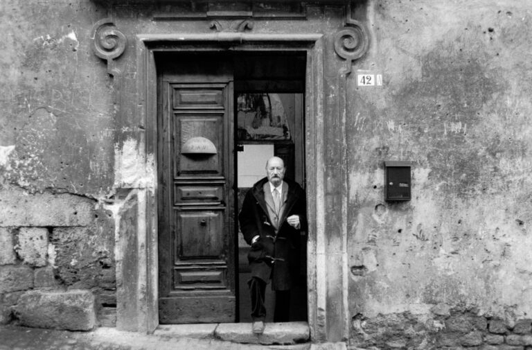 Studio Mariani. foto © Gianni Berengo Gardin Contrasto Riparte con Panorama la stagione del contemporaneo. Una grande mostra diffusa all’Aquila