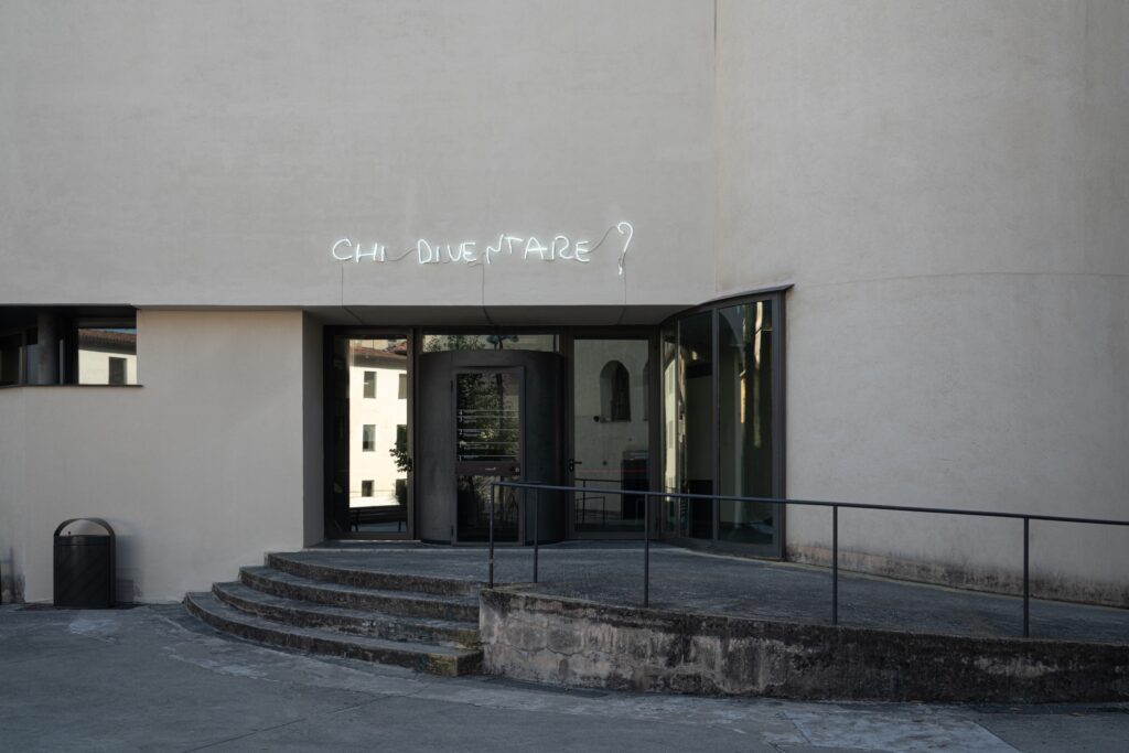 Al museo GAMeC di Bergamo c’è un grande neon di Valerio Rocco Orlando 
