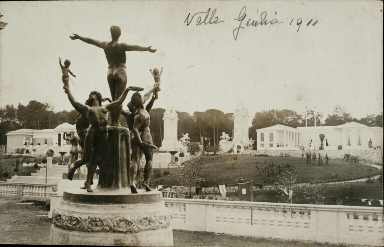 Esposizione Internazionale del 1911_Roma_Villa Giulia con le sculture di Andersen