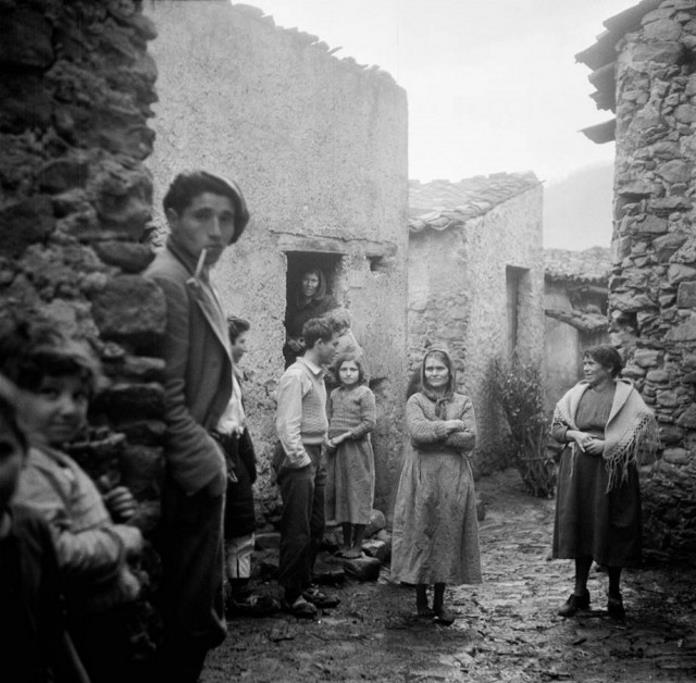 8 Tino Petrelli Africo 1948. ©Archivio Publifoto Intesa Sanpaolo Archivi Aperti 2023. Guida a musei, fondazioni, studi di fotografia che aprono in Italia