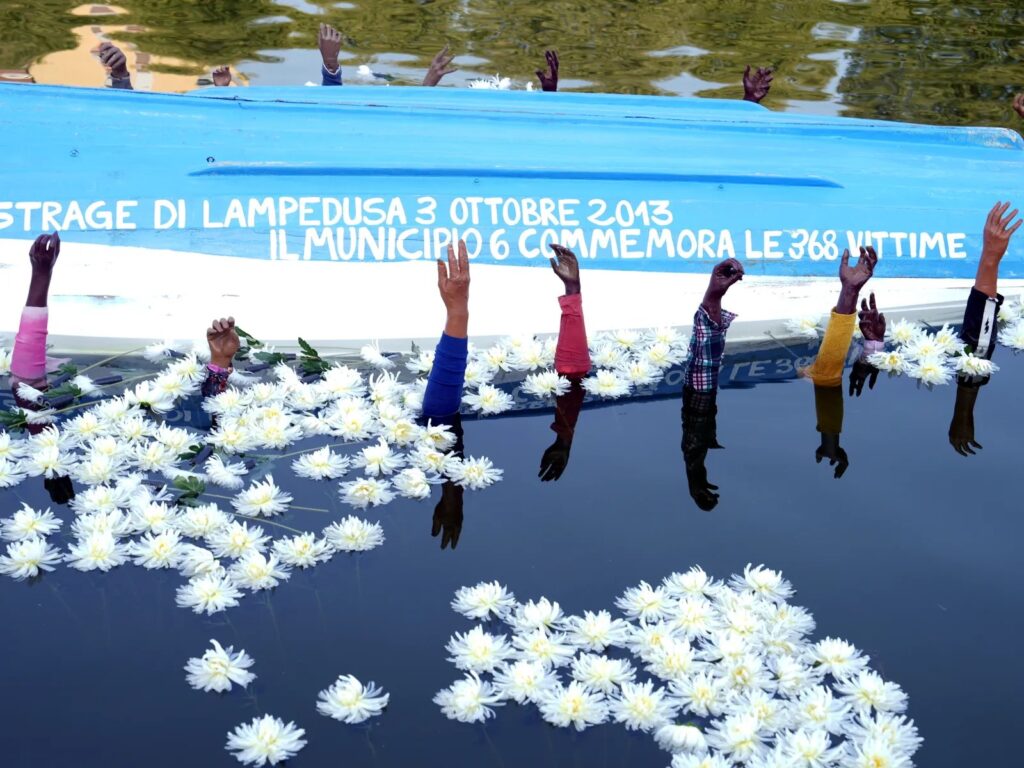 L'installazione in Darsena a Milano per la Giornata Nazionale in memoria delle vittime dell'immigrazione