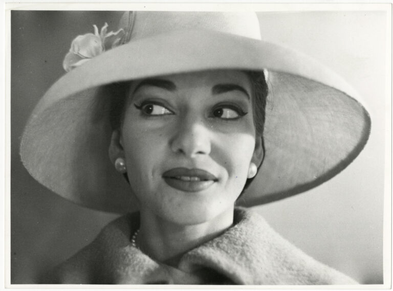 Milano, aprile 1958. Maria Callas indossa abiti della sartoria BIKI nella sua abitazione. Fotografo Angelo Novi – Publifoto. Stampa fotografica alla gelatina bromuro d’argento 17,8 x 23,9 cm
