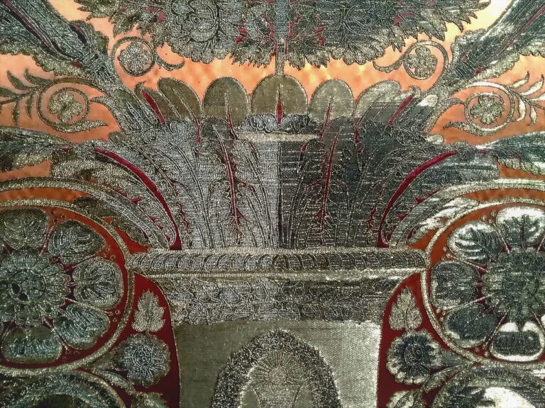 Dettaglio del restauro dei tessuti in corso dopera ©Ilaria Mensi Sotto il Duomo di Milano riapre ai visitatori il luogo con le spoglie di San Carlo Borromeo