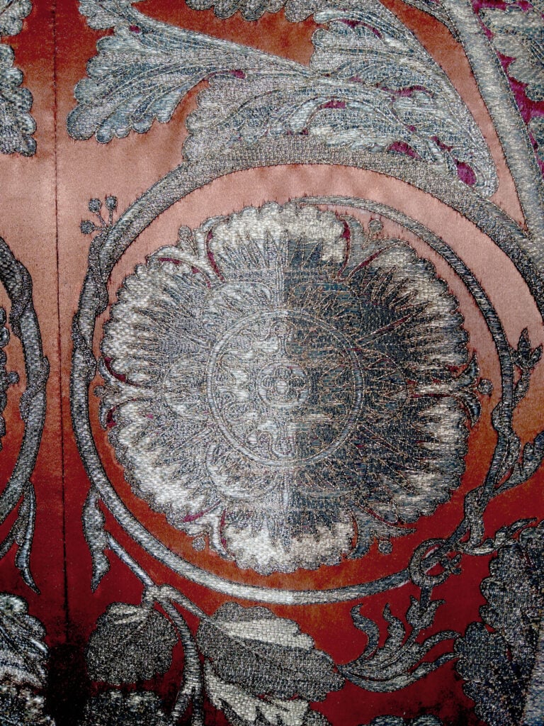 Dettaglio del restauro dei tessuti in corso dopera 2 ©Ilaria Mensi Sotto il Duomo di Milano riapre ai visitatori il luogo con le spoglie di San Carlo Borromeo