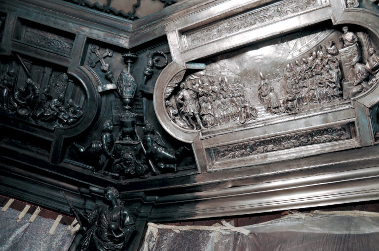 Dettaglio dello Scurolo di san Carlo durante la pulitura ©Blumer Sotto il Duomo di Milano riapre ai visitatori il luogo con le spoglie di San Carlo Borromeo