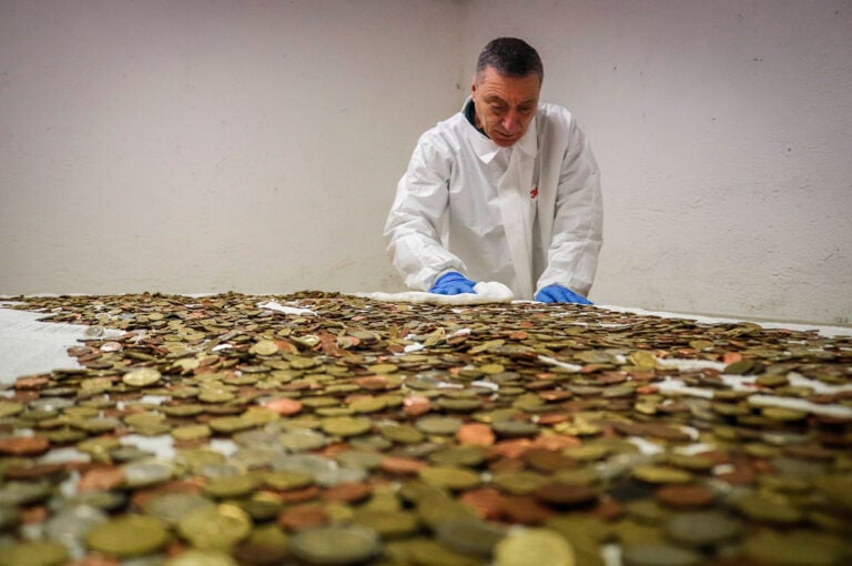 Enrico Chiolini asciuga le monte con un asciugamano. Photo Alessandro Leone