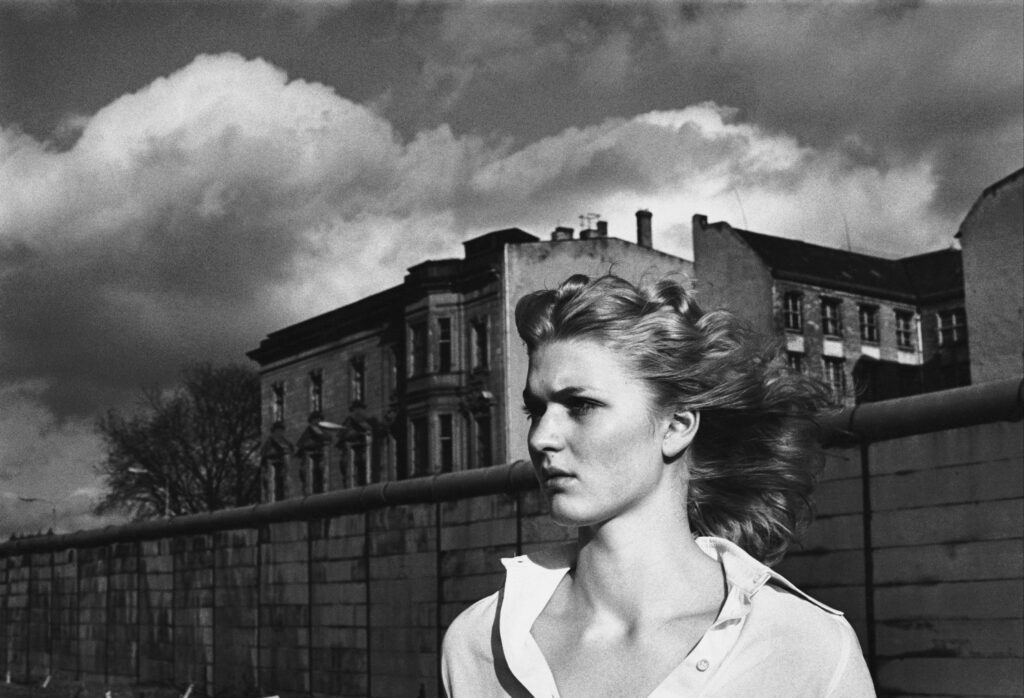 Helmut Newton, Il muro di Berlino, Berlino 1977. Courtesy Helmut Newton Foundation