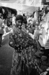 Ketaki Sheth, Madre e figlia alla Fiera di Mount Mary /Mother and child, Mt Mary Fair, da Bombay Mix – Street Photogrphs 2002 Courtesy Ketaki Sheth & PHOTOINK