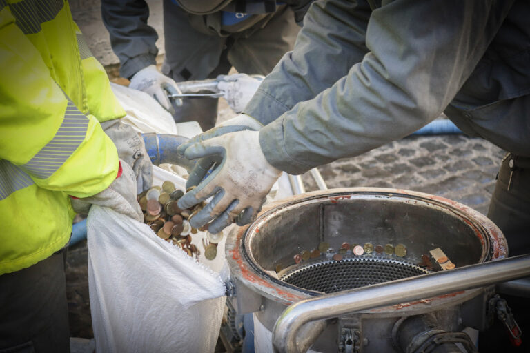 Le monete finiscono in un cesto che verrà portato in un centro Caritas per la pulizia. Photo Alessandro Leone