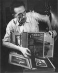 Marcel Duchamp con l’esemplare non ancora completato di da o di Marcel Duchamp o Rrose Sélavy (Scatola in una valigia) 1935–41, in casa di Peggy Guggenheim, 440 East Fifty-first Street, New York, agosto 1942. La fotografia è in origine pubblicata in Time, 7 settembre 1942