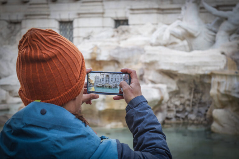 Un turista fotografa la fontana. Photo Alessandro Leone