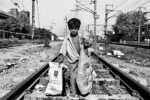 Vicky Roy, Sonu, raccoglitore di stracci di 12 anni/12yrs, Ragpicker, New Delhi Railway Station,Delhi,India, 2005 da/from Street Dreams ©Vicky Roy