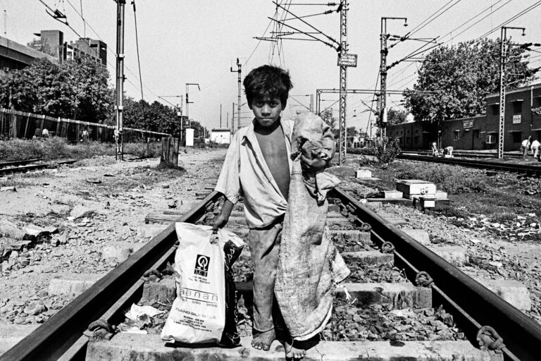 Vicky Roy, Sonu, raccoglitore di stracci di 12 anni/12yrs, Ragpicker, New Delhi Railway Station,Delhi,India, 2005 da/from Street Dreams ©Vicky Roy