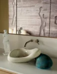 Il bagno principale presenta un lavabo in roccia stampato in 3D da Arsham per Kohler e la sua scultura erosa Venere di Milo