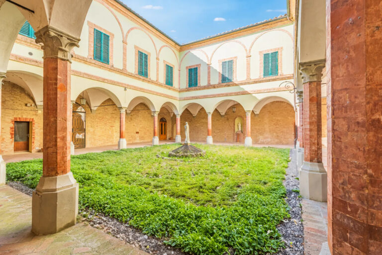 Monastero SantEugenio a Siena. Courtesy Lionard3 A Siena è in vendita il monastero più antico della Toscana. Tutta la storia