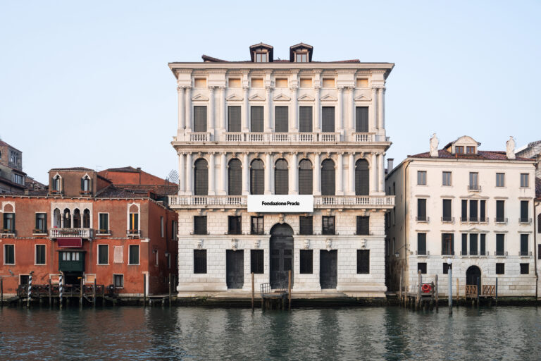 1 Fondazione Prada Venezia ph Marco Cappelletti Cosa farà la Fondazione Prada a Milano e Venezia nel 2024? Pascali, Büchel, Miranda July e gli studi sul cervello