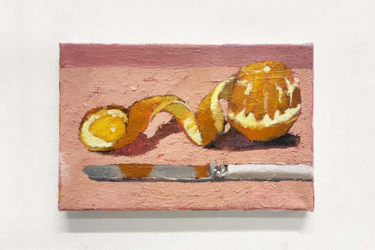 Mikael Lo Presti, Still Life with Orange #48, 2023 (Olio su tela, telaio in legno, 18 x 27 cm)