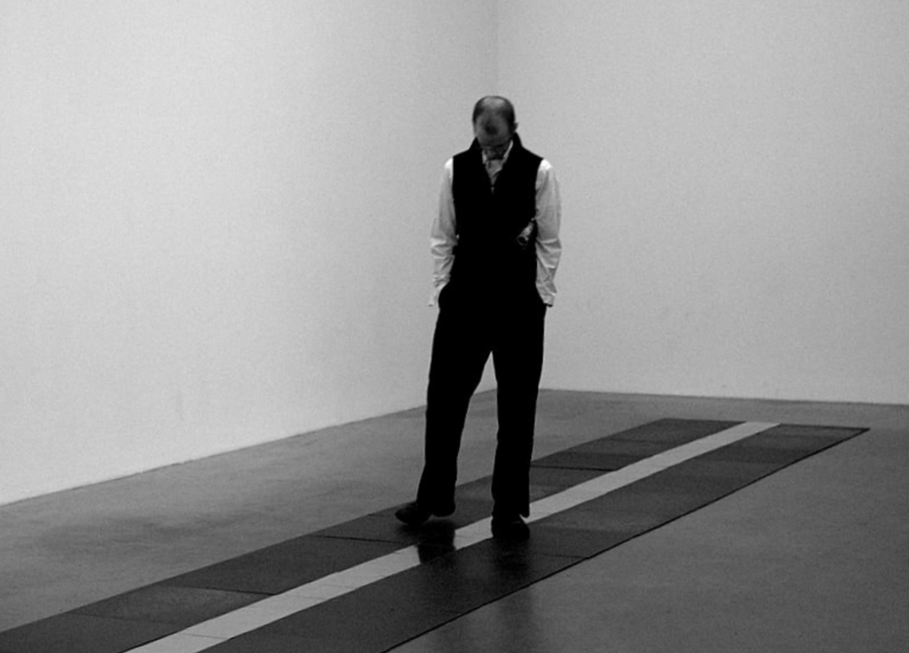 Carl Andre alla Tate Modern nel 1980 È morto l'artista Carl Andre, leggenda del minimalismo