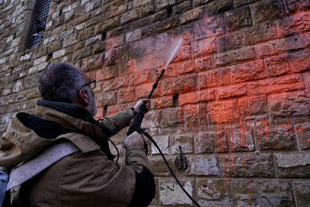 La pulizia di Palazzo Vecchio dopo il blitz di Ultima Generazione