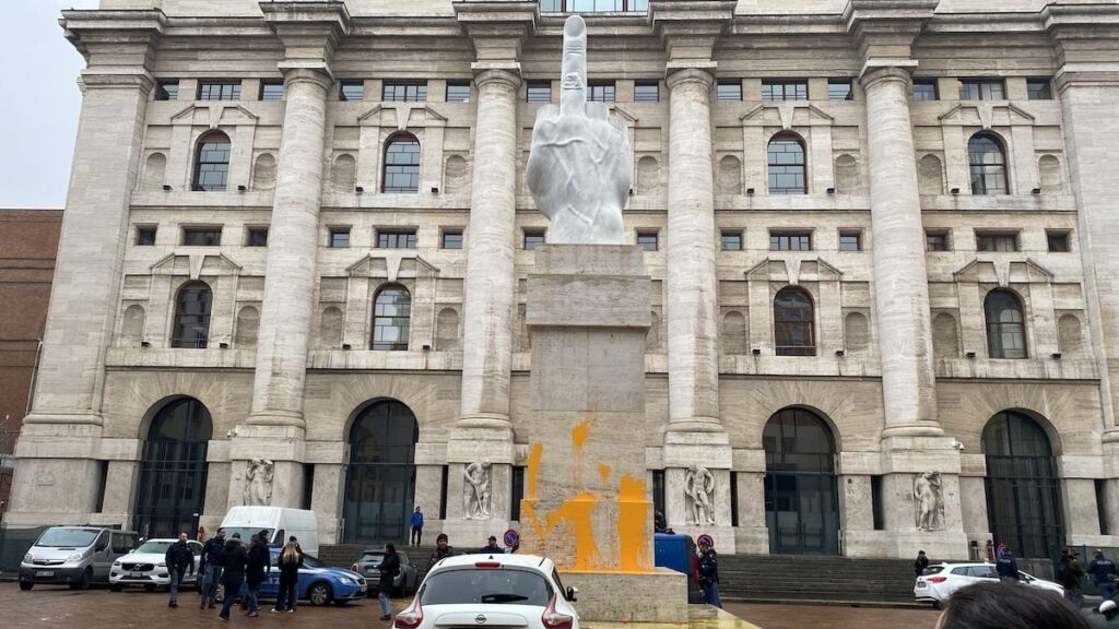 L' azione di Ultima Generazione sul Dito di Maurizio Cattelan