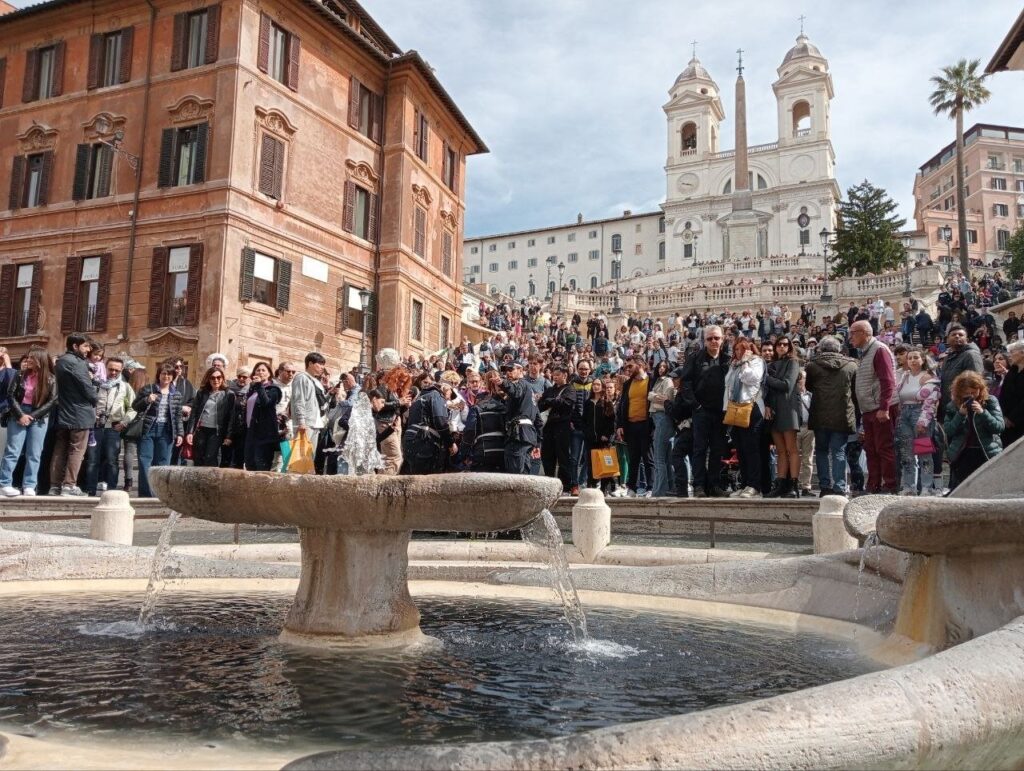 Approvata la legge contro gli “eco-vandali”. Severe sanzioni per gli attivisti che imbrattano monumenti