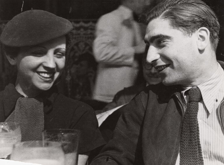 Fred Stein, Gerda Taro e Robert Capa, Cafe de Dome, Paris, 1936 © Estate Fred Stein, Courtesy International Center of Photography