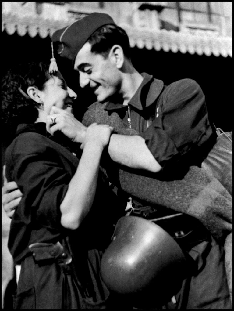 Rober Capa, Bidding farewell before getting on a military train, Spain, Catalonia. Spanish Civil War (1936-9) ICP 123. Barcelona. August, 1936 Robert Capa © International Center of Photography / Magnum Photos